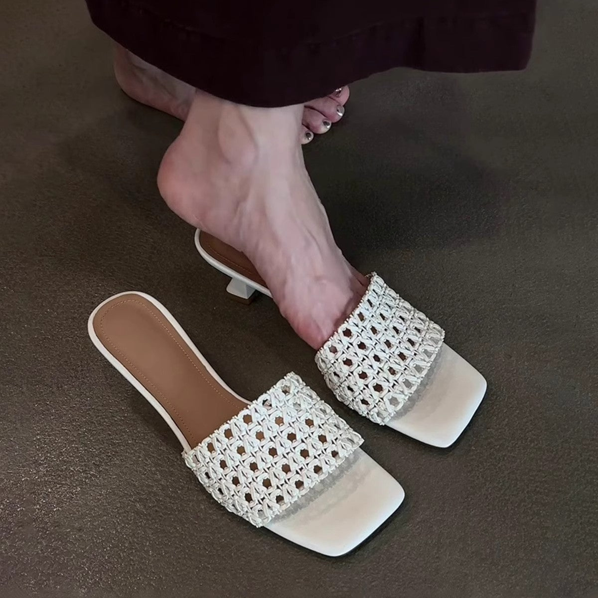 New fashionable woven hollow mesh shoes for women in autumn