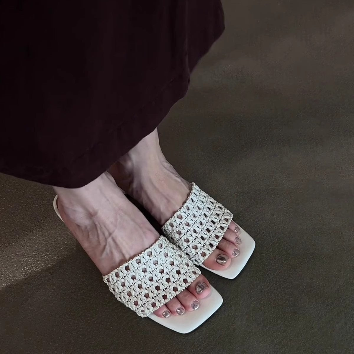 New fashionable woven hollow mesh shoes for women in autumn
